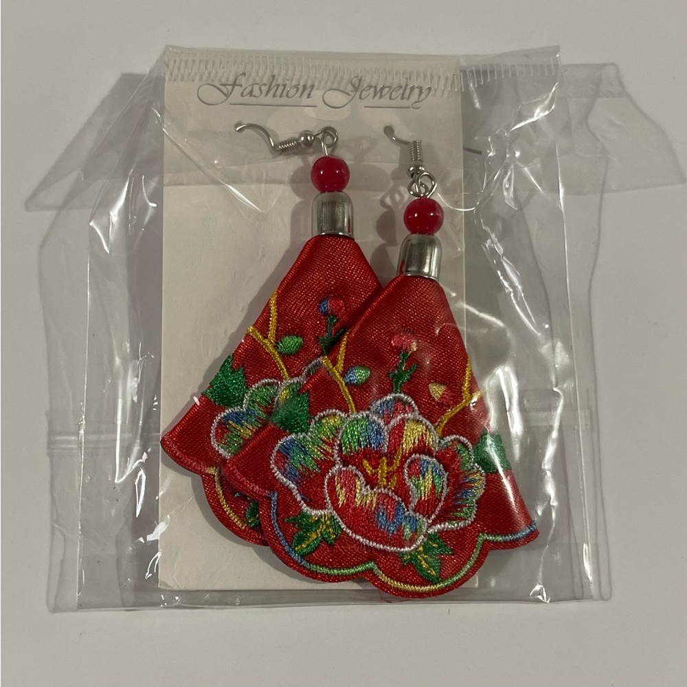 NEW Fashion Jewelry Red Floral Earrings - Picture 3 of 3